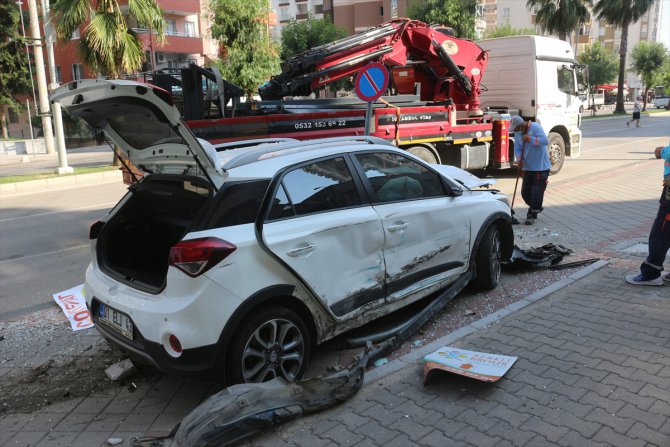 Adana'da 2 otomobil çarpıştı: 2 yaralı