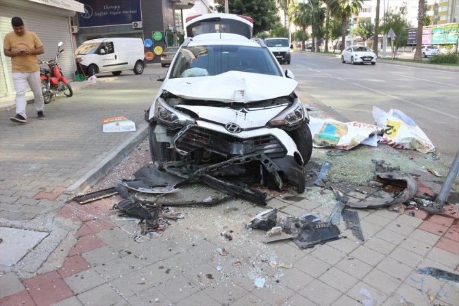Adana'da 2 otomobil çarpıştı: 2 yaralı