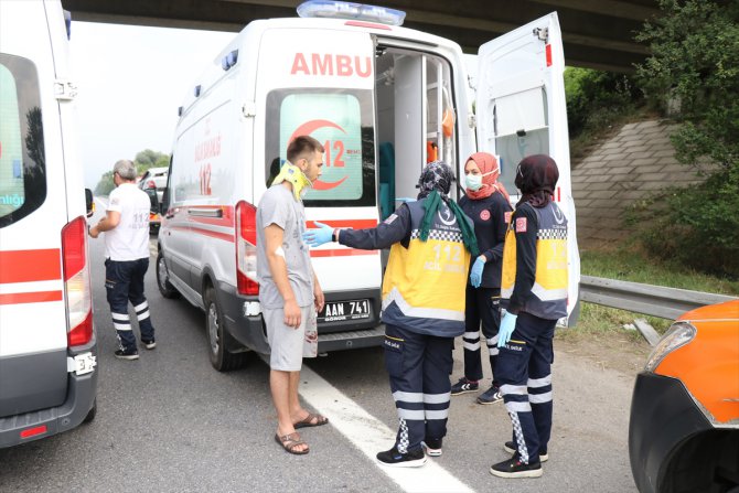 Anadolu Otoyolu'nda devrilen otomobildeki 5 kişi yaralandı