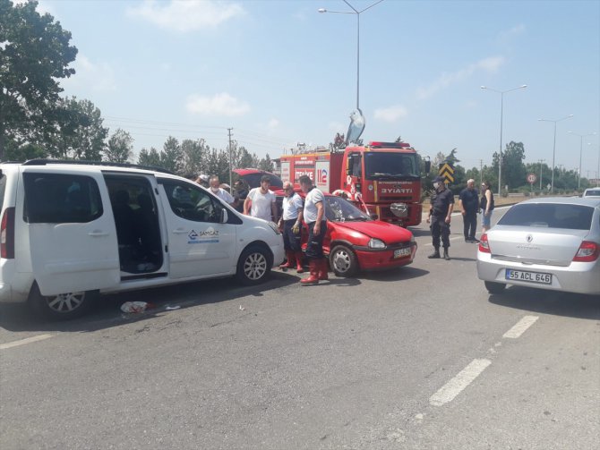 Samsun'da otomobil ile hafif ticari araç çarpıştı: 8 yaralı