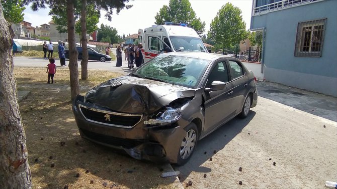 Sakarya'da iki otomobilin çarpıştığı kazada 6 kişi yaralandı