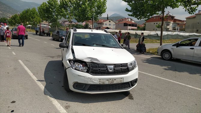 Sakarya'da iki otomobilin çarpıştığı kazada 6 kişi yaralandı