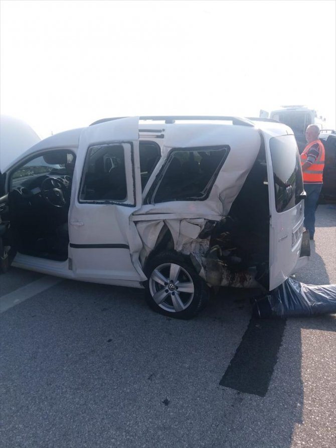 Adana'da lastiği değiştirilen araca hafif ticari araç çarptı: 1 ölü, 3 yaralı