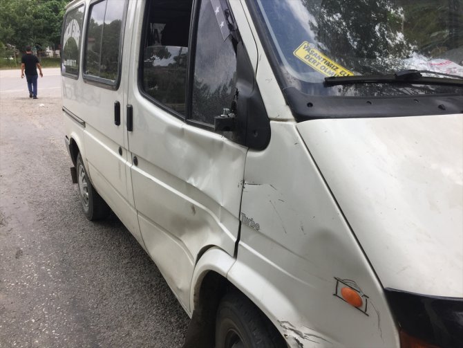 Samsun'da minibüs ile motosiklet çarpıştı: 2 yaralı