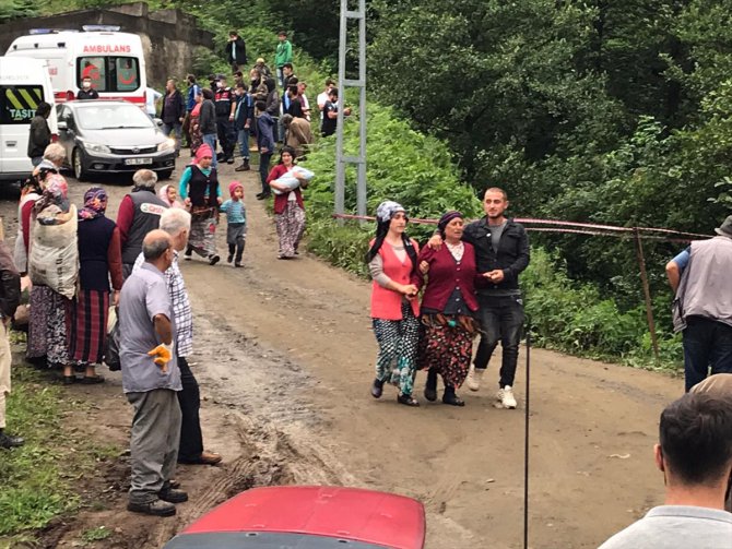 Trabzon'da otomobil uçuruma yuvarlandı: 1 ölü, 5 yaralı