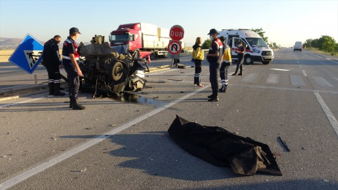 Afyonkarahisar'da yolcu otobüsü ile otomobil çarpıştı: 1 ölü