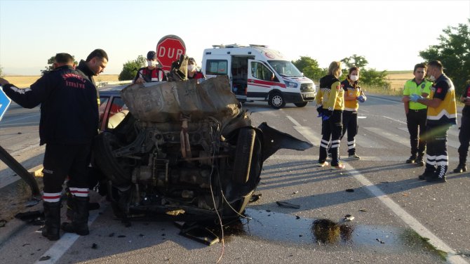 Afyonkarahisar'da yolcu otobüsü ile otomobil çarpıştı: 1 ölü