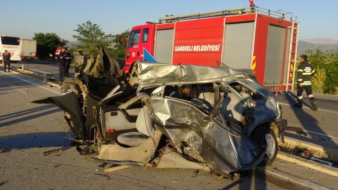 Afyonkarahisar'da yolcu otobüsü ile otomobil çarpıştı: 1 ölü