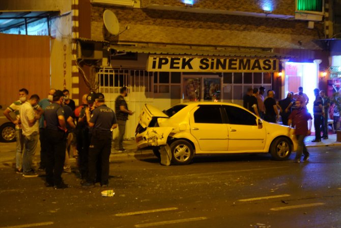 İzmir'de trafik kazası: 1'i polis 2 yaralı