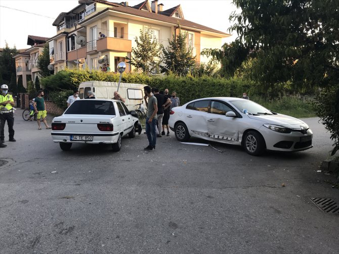 Sakarya'da iki otomobil çarpıştı: 5 yaralı