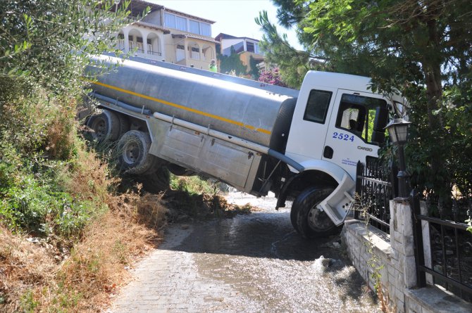 Kuşadası'nda kontrolden çıkan su tankeri yazlık siteye uçtu