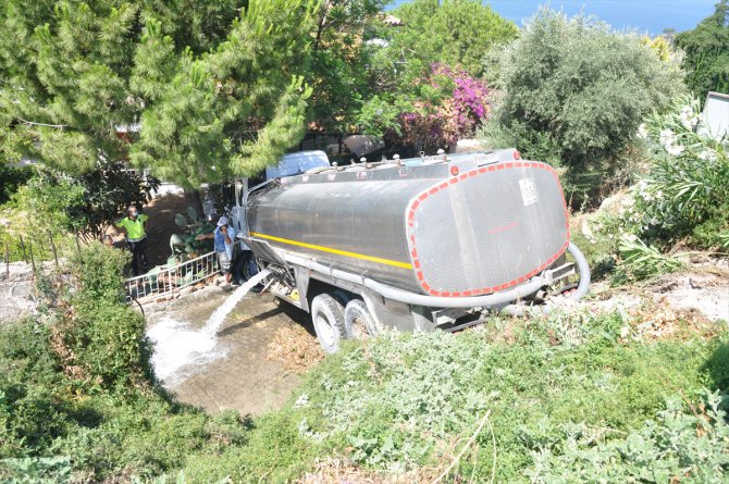 Kuşadası'nda kontrolden çıkan su tankeri yazlık siteye uçtu