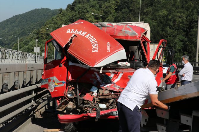 Anadolu Otoyolu'nda kaza yapan kamyonun sürücüsü ağır yaralandı