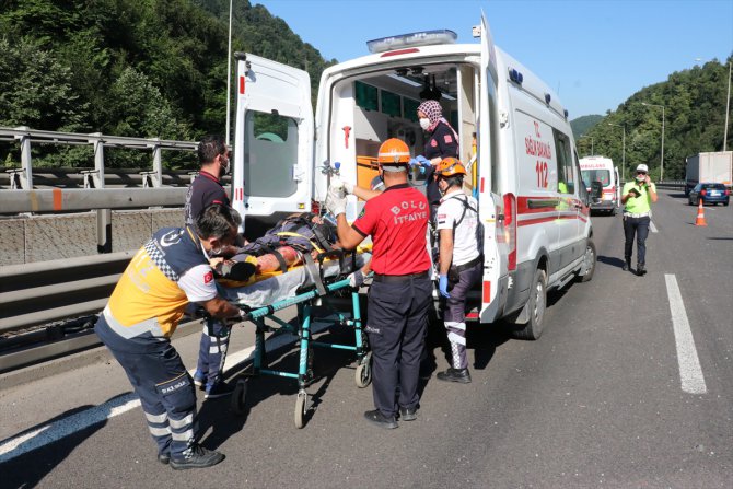 Anadolu Otoyolu'nda kaza yapan kamyonun sürücüsü ağır yaralandı