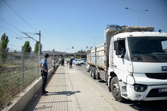 Eskişehir'de motosikletle kamyon çarpıştı: 1 ölü