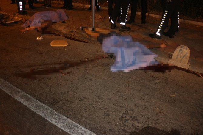 Adana'da devrilen otomobildeki 2 kişi öldü 3 kişi yaralandı