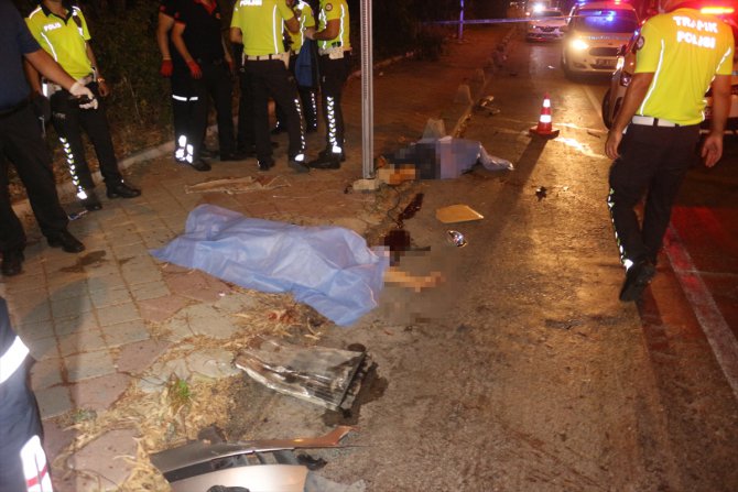 Adana'da devrilen otomobildeki 2 kişi öldü 3 kişi yaralandı