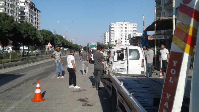 Batman'da freni arızalanan saman yüklü kamyon 5 araca çarparak durabildi