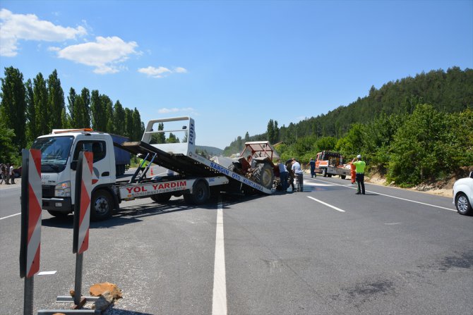 Uşak'ta traktör, otomobil ve tankerin karıştığı kazada 4 kişi yaralandı