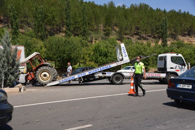 Uşak'ta traktör, otomobil ve tankerin karıştığı kazada 4 kişi yaralandı