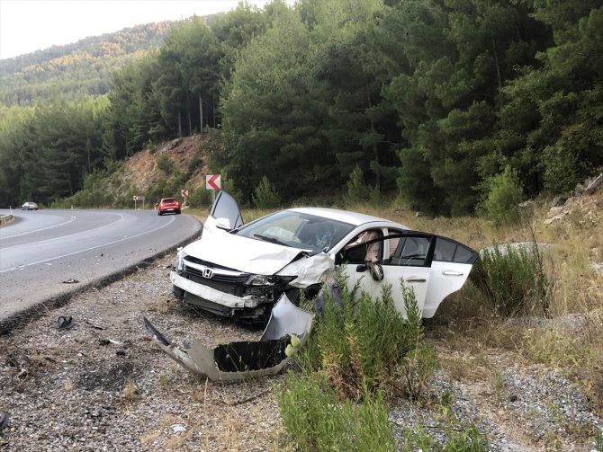 Antalya'da 2 otomobil çarpıştı: 3 yaralı