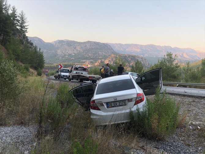 Antalya'da 2 otomobil çarpıştı: 3 yaralı