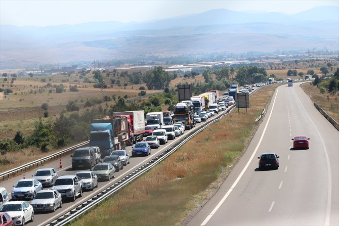 Gerede-Karadeniz Bağlantı Yolu'nda uzun araç kuyruğu oluştu