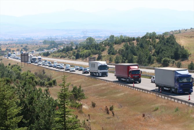 Gerede-Karadeniz Bağlantı Yolu'nda uzun araç kuyruğu oluştu