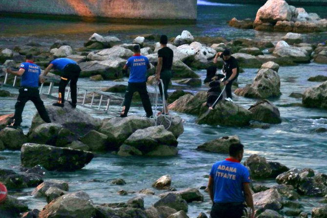 Adana'da su seviyesi yükselen nehirde mahsur kalan çift kurtarıldı