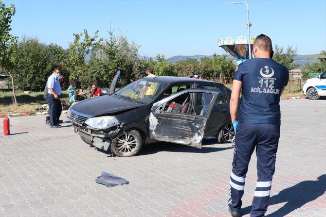 Bolu'da otomobilin tabelaya çarpıp savrulması güvenlik kamerasında