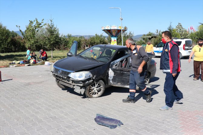 Bolu'da otomobilin tabelaya çarpıp savrulması güvenlik kamerasında