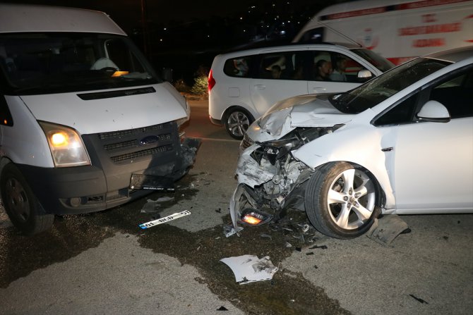Adana'da otomobille minibüs çarpıştı 3 kişi yaralandı