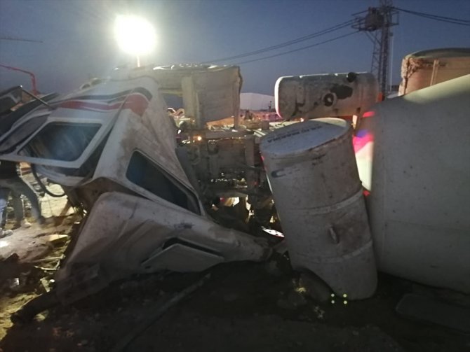 Elektrik direğine çarpan beton mikseri devrildi 1 kişi yaralandı