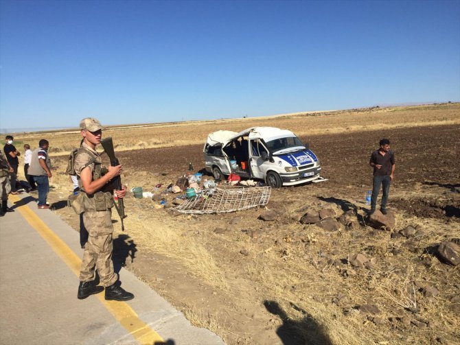 Şanlıurfa'da tarım işçilerini taşıyan minibüs devrildi: 20 yaralı