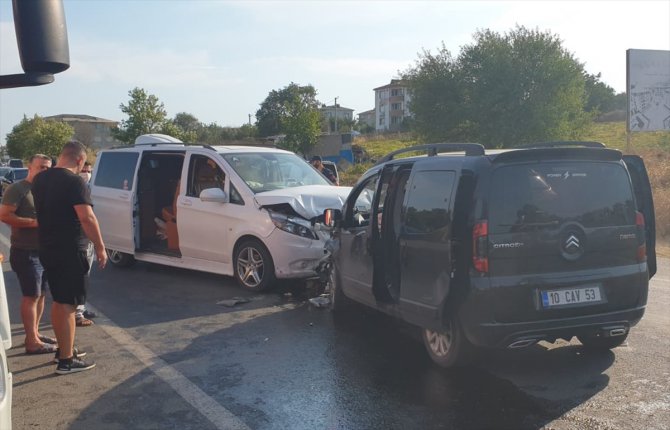 Tekirdağ'da minibüsle hafif ticari araç çarpıştı: 10 yaralı