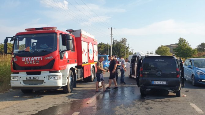 Tekirdağ'da minibüsle hafif ticari araç çarpıştı: 10 yaralı