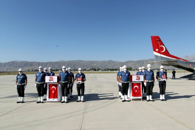 Hakkari'de zırhlı aracın devrilmesi sonucu şehit olan polisler için tören düzenlendi