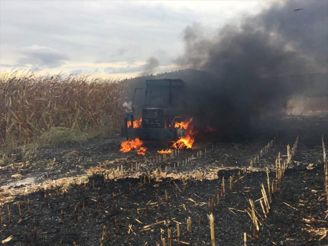Tarlada ekim sırasında yanan traktör kullanılmaz hale geldi