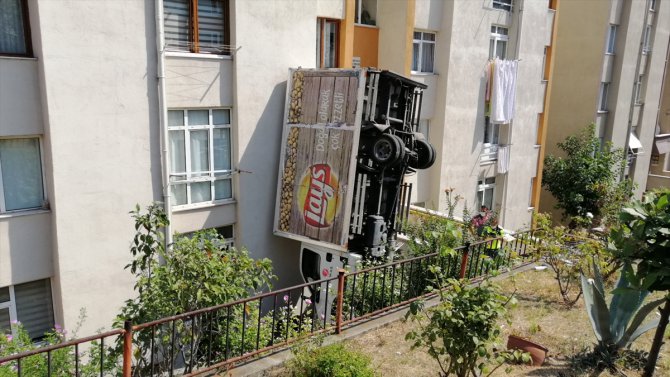 Zonguldak'ta apartman boşluğuna düşen kamyonetin sürücüsü yaralandı