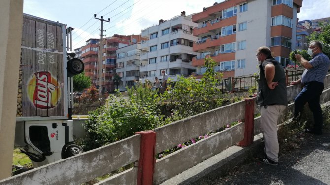 Zonguldak'ta apartman boşluğuna düşen kamyonetin sürücüsü yaralandı