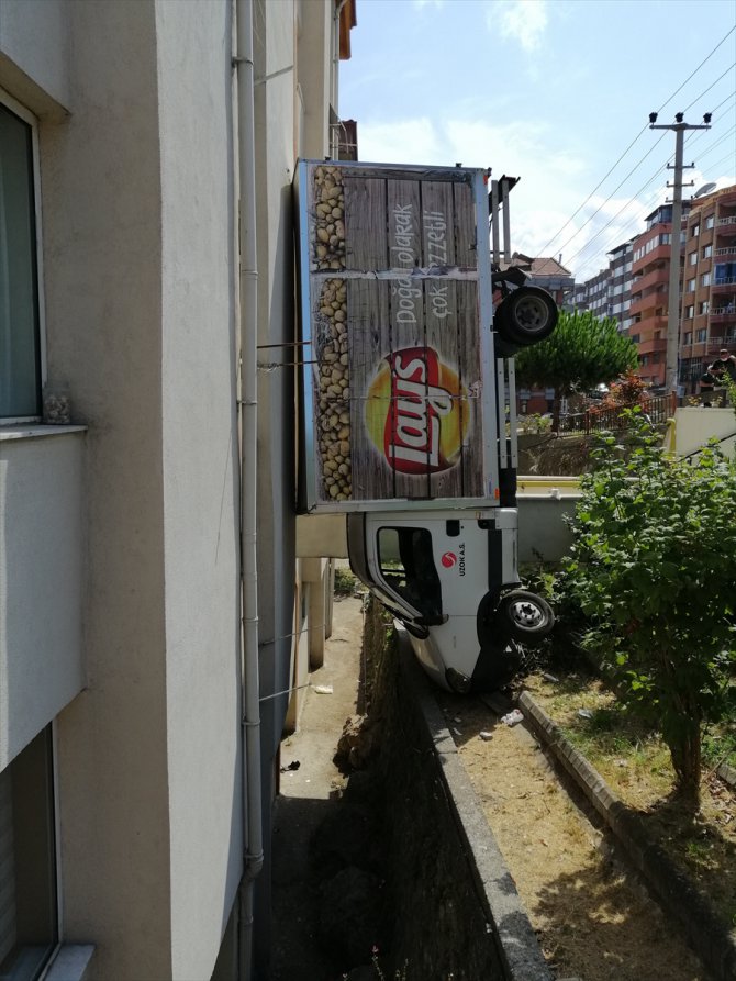 Zonguldak'ta apartman boşluğuna düşen kamyonetin sürücüsü yaralandı