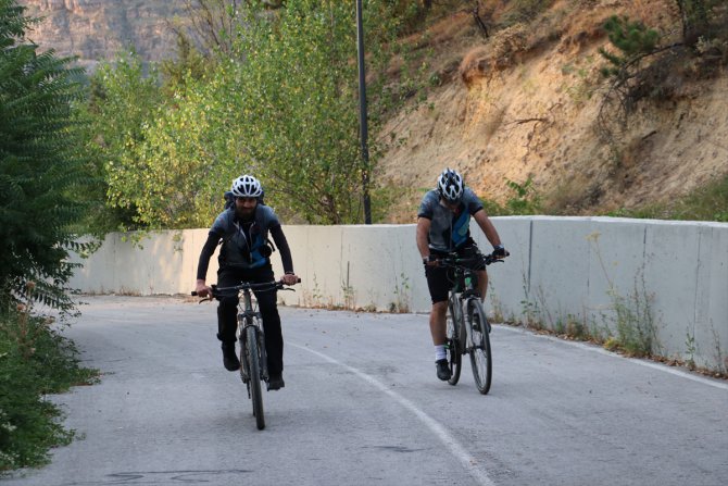 Bisikletleriyle Ilgaz Dağı'nın zirvesine ulaştılar
