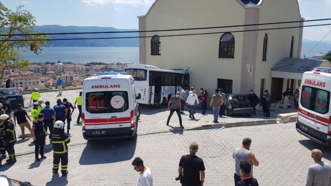 Kocaeli'de jandarma personelini taşıyan midibüs kaza yaptı