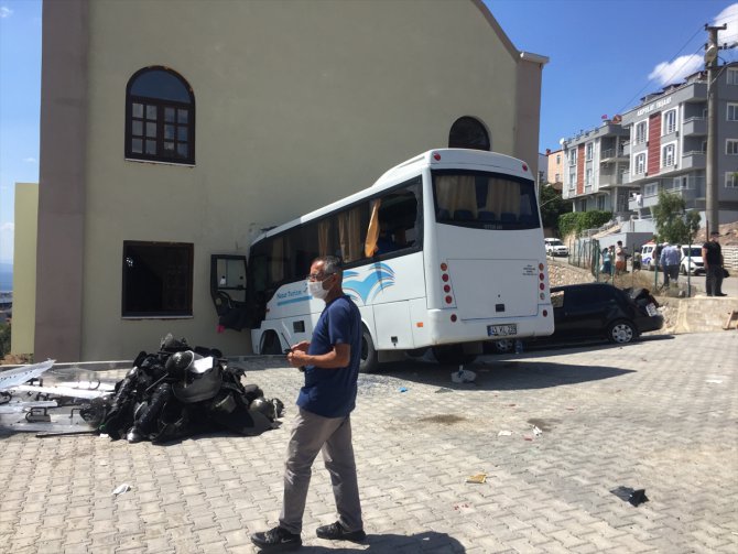 GÜNCELLEME - Kocaeli'de jandarma personelini taşıyan midibüs kaza yaptı