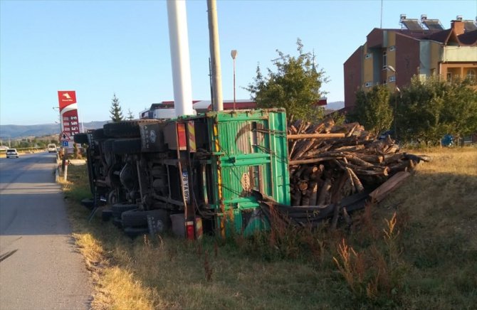 Kastamonu'da devrilen odun yüklü kamyonun sürücüsü yaralandı