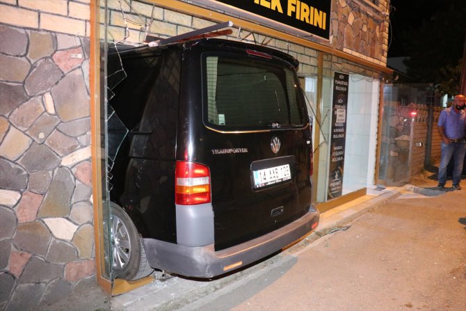 Kontrolden çıkan minibüs ekmek fırınına girdi