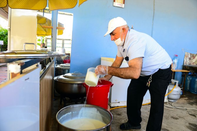 Manda sütünden ürettiği dondurmayla müşterilerine yetişemiyor