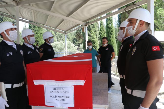 Temizlediği tabancanın ateş almasıyla yaşamını yitiren polisin cenazesi defnedildi