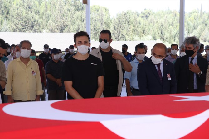 Temizlediği tabancanın ateş almasıyla yaşamını yitiren polisin cenazesi defnedildi