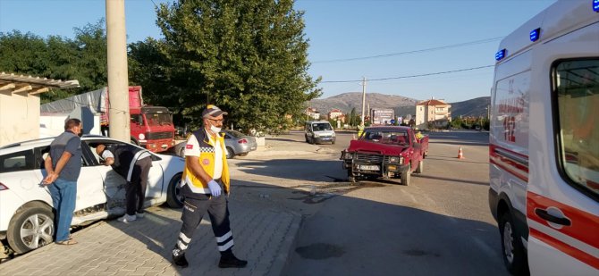 Isparta'da kamyonet ile otomobil çarpıştı: 6 yaralı